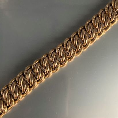  Bracelet en or jaune 18k (750) à maille américaine à motif ciselé. 
Poinçon tête...