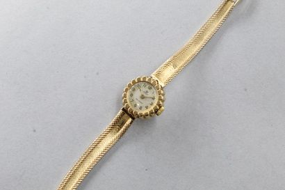 null Montre bracelet de dame en or jaune 18k (750), cadran doré à chiffres arabes...