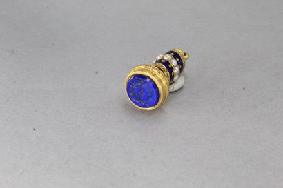  Pendentif en or jaune 18K (750) figurant un sceau émaillé bleu à décor de demi perles...