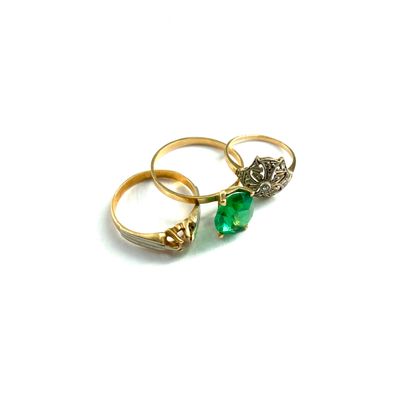null 18k (750) yellow gold lot comprising three rings with fancy stones. 

Gross...