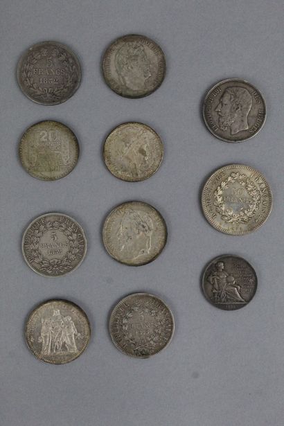 null Fort lot de pièces diverses et de pièces en argent comprenant :

5 Francs Napoléon...