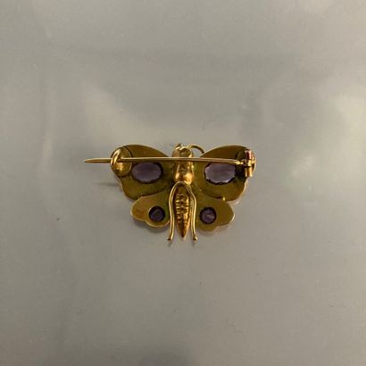 null 18k (750) yellow gold brooch featuring a butterfly, the wings set with oval...