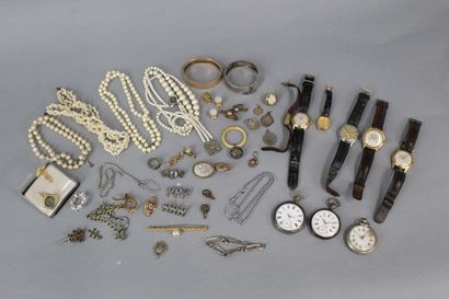  Lot de bijoux fantaisies comprenant colliers, montres, broches...