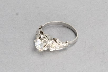 null Bague solitaire en or gris 18k (750) ornée d'un diamant. 

Poids du diamant...