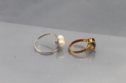 null Lot of two yellow and white gold rings, one with an amethyst, the other with...