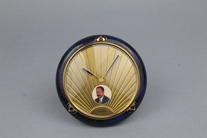 null CARTIER (Must of) 

Round clock in gilt metal and blue enamel, the dial signed...