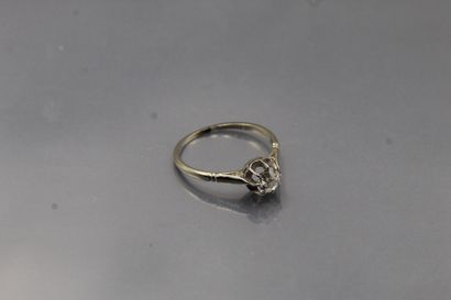 null Solitaire en or gris 18k (750) et platine orné d'un diamant taille ancienne....