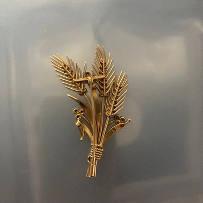 null Brooch in 18k (750) yellow gold, set with 9 diamonds.

Marked with an eagle's...