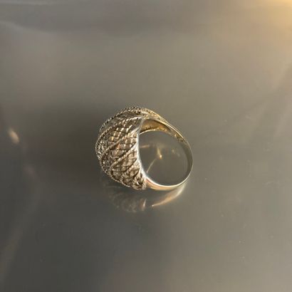 null Bague jonc en or blanc 18K (750) à décor de torsades et de motifs géométriques...