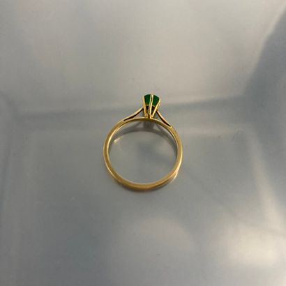 null Solitaire in 18k (750) yellow gold with an emerald. 

Finger size: 52 - Gross...