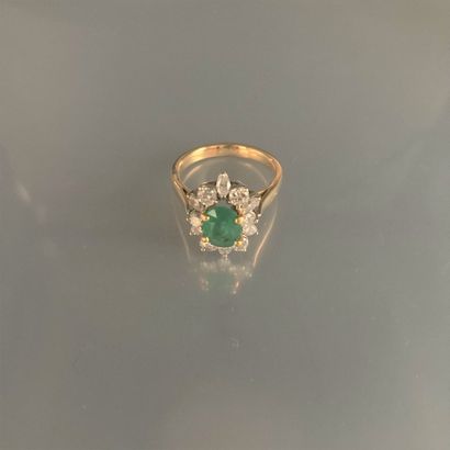 null 18k (750) yellow gold daisy ring set with an oval emerald and diamonds.

Eagle...