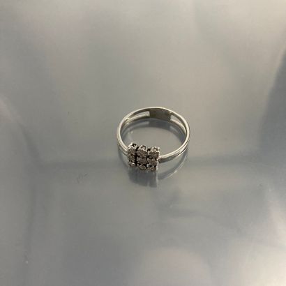 null 18K (750) white gold ring with a square of 9 diamonds.

Finger size: 53 - Gross...