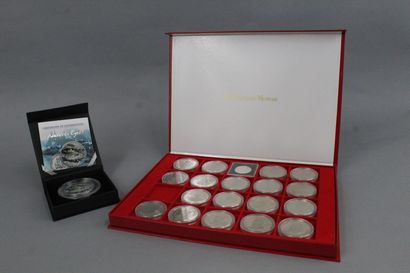  Set of 19 commemorative silver coins. 
Weight of the silver: 550 g. 
One metal coin...