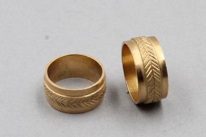 null Set of two 18k (750) yellow gold band rings.

Weight : 17.59 g.
