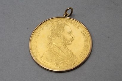  Gold coin of 4 ducats Franz Joseph I (1915), mounted in pendant. 
TTB to SUP. 
Weight...