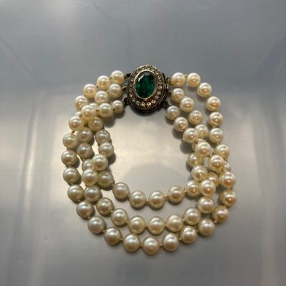null Bracelet three rows of pearls choker. The silver clasp decorated with a green...
