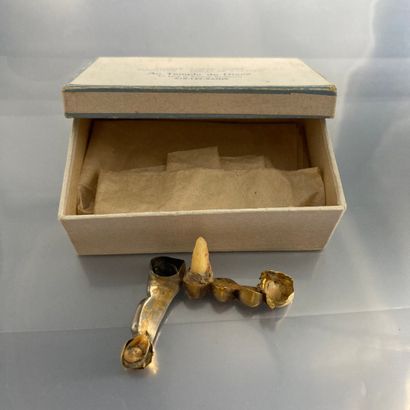 null Dental gold debris.

Gross weight: 17.62 g.