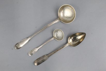 null Set of silver cutlery including serving pieces and tableware. 

Weight : 2750...