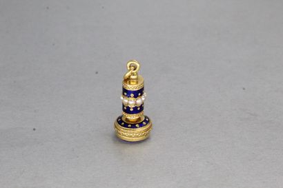  Pendentif en or jaune 18K (750) figurant un sceau émaillé bleu à décor de demi perles...