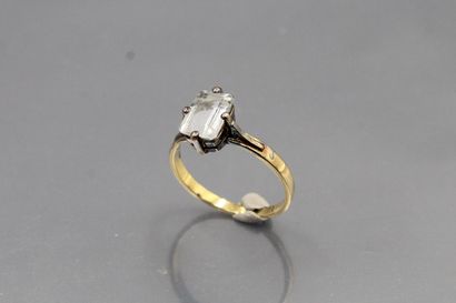 null 
14k (585) yellow gold ring set with a cut stone. 

Weight : 1.81 g. 
