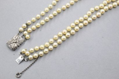 null Necklace of cultured pearls of 3 rows. Clasp in white gold 18k (750) and silver....