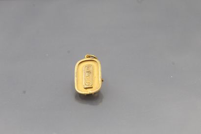 null Yellow gold pendant styling a beetle. 

Weight : 4.47 g.