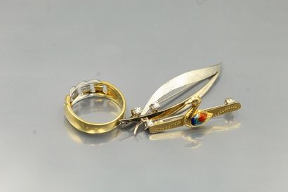 null Lot composed of a 9k gold ring, a 15k gold brooch and an 18k yellow gold brooch...