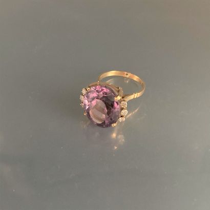 null An 18K (750) yellow gold ring set with an oval amethyst and six brilliant-cut...