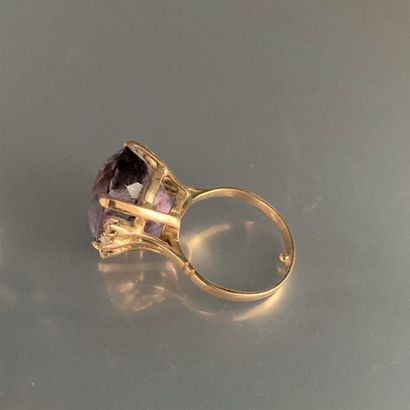 null An 18K (750) yellow gold ring set with an oval amethyst and six brilliant-cut...