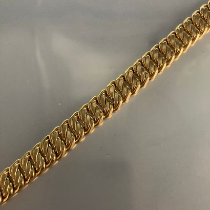 Bracelet en or jaune 18k (750) à maille américaine....