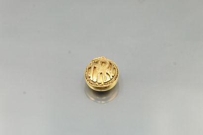 null Oval pendant in 18K (750) yellow gold monogrammed "NR".

Weight : 5.97 g. :...