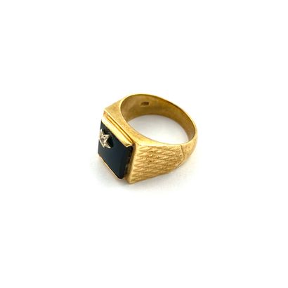 null 18k (750) yellow gold signet ring with onyx bezel, one stone set in a star shape.

Finger...