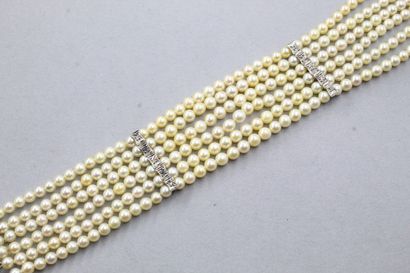  Bracelet de perles de culture à 6 rangs. Fermoir en or gris 18k (750). 
Tour de...