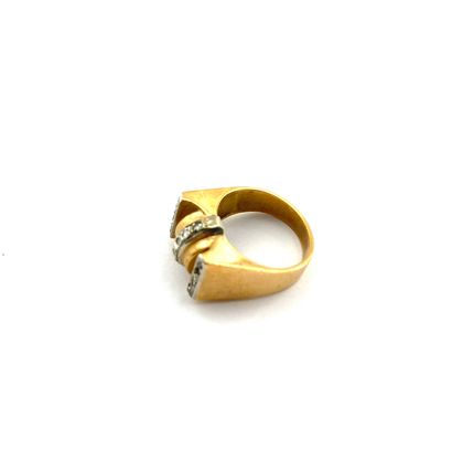 null Chevalière in 18k (750) yellow gold with three rows of diamonds (missing).

Finger...