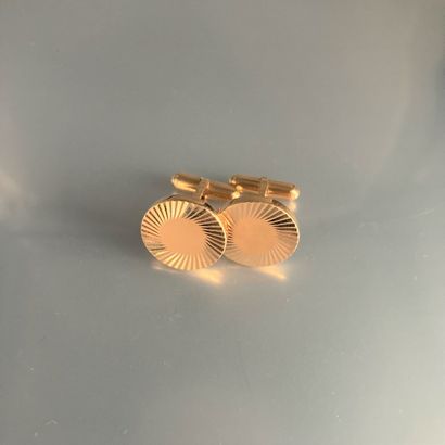 null Pair of 18k (750) yellow gold cufflinks with chased design.

Eagle head hallmark.

Weight...