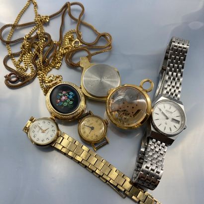  Ensemble de six montres : 
- deux montres bracelet 
- deux montres pendentifs avec...