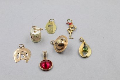 null Lot en or (titres divers) comprenant sept pendentifs. 

Poids brut : 16.36 g.

On...