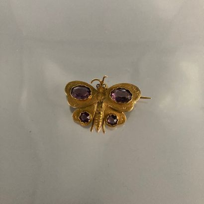  Broche en or jaune 18k (750) amati figurant un papillon, les ailes serties d'améthystes...