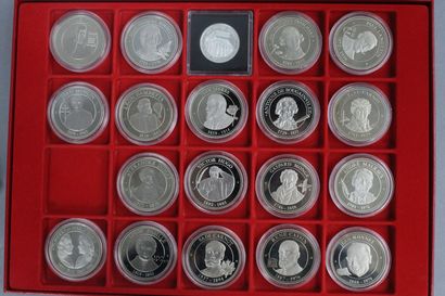 null Set of 19 commemorative silver coins.

Weight of the silver: 550 g. 

One metal...