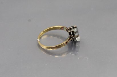 null 
14k (585) yellow gold ring set with a cut stone. 

Weight : 1.81 g. 
