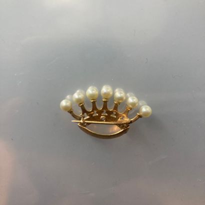null Broche couronne en or jaune et gris 18k (750) ornée de 7 perles et de 3 pierres...