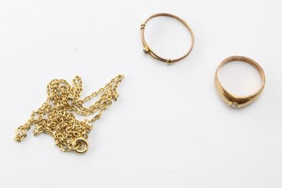 null Yellow gold lot including a chain, a sapphire ring and a small brilliant ring....