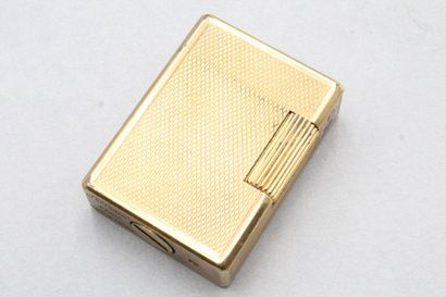 null S.T. DUPONT 

Lighter in gilded metal guilloche. 

Signed S.T. Dupont and numbered....