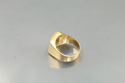 null 18k (750) yellow gold Chevalière monogrammed with the initials "GR".

Finger...