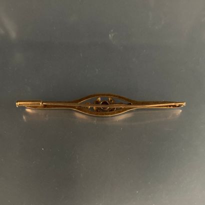 null 18k (750) yellow gold barrette brooch with a garnet set in the center and two...