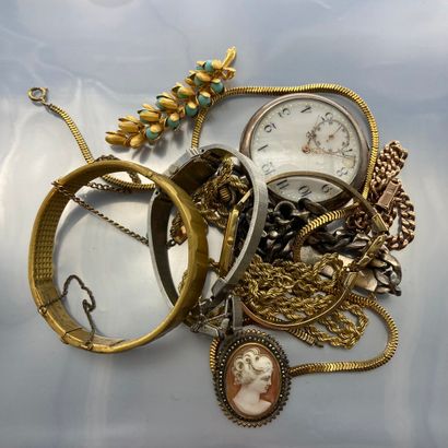 Lot de bijoux fantaisies dont chaines, montres,...