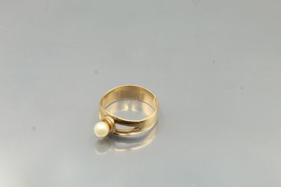 null 
14k (585) yellow gold ring set with a cultured pearl. 




Finger size : 62...