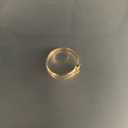 null 18K (750) yellow gold ring set with a sapphire.

Finger size : 58 - Weight :...