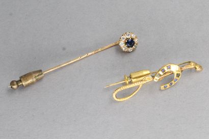 null 18k (750) yellow gold lot comprising two tie pins, one styling a horseshoe,...