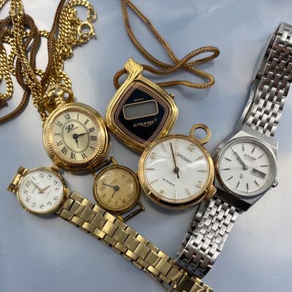 null Ensemble de six montres :

- deux montres bracelet

- deux montres pendentifs...
